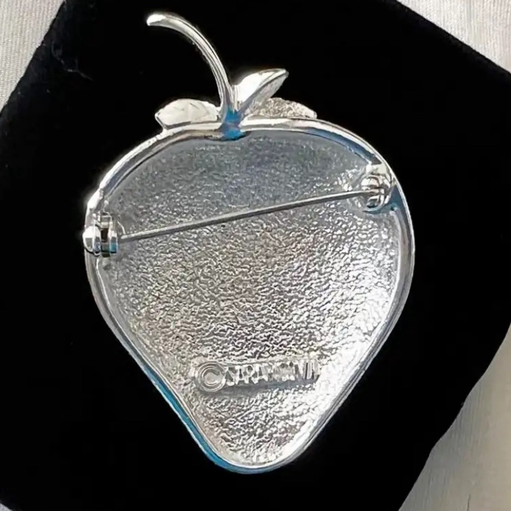 VINTAGE SARAH COVENTRY LARGE STRAWBERRY BROOCH IN SILVER TONE 1968 - Picture 4 of 8